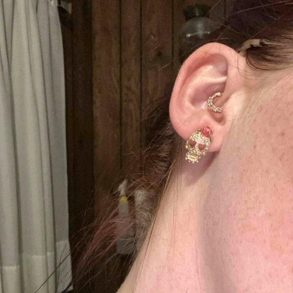 💀 Skull Earrings 💀 - Picture 4 of 6